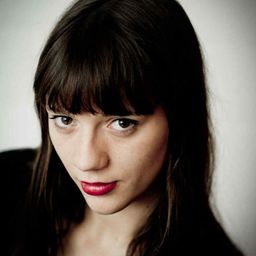 Anemone Valcke 飾演 Vera