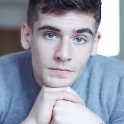 Luigi Kröner 飾演 Dom