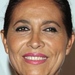 Elide Melli 飾演 Maria