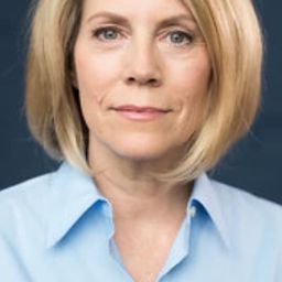 Susan Chambers 飾演 Emma Stone