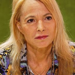 Laure Adler - 時間暫停的季節演員 飾演Laure Adler (voice)