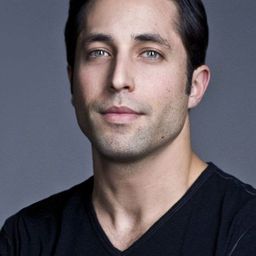 Brett Ryan 飾演 Alan