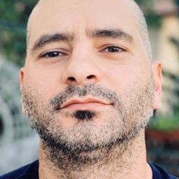 Sari Bisharat 飾演 Shaul