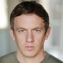 Mark Holgate - 海葵演員 飾演Fred