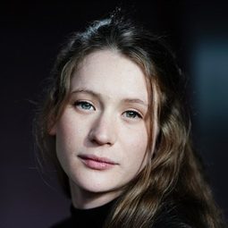 克萊兒·杜伯克 飾演 Lauri