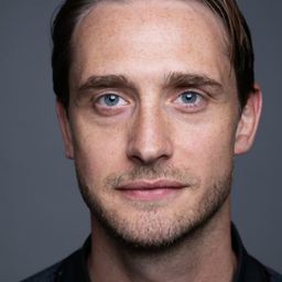 Lars Berge 飾演 Kristian