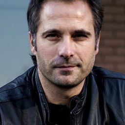 Paulo Brunetti - 他們的自由年代演員 飾演Correa