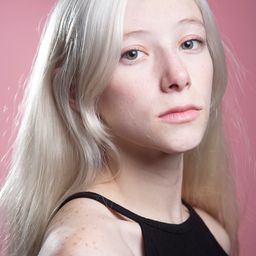 Michelle Betancourt 飾演 Teresa