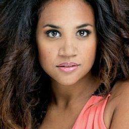 María Cruickshank 飾演 Ainhara