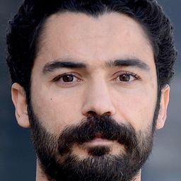 Ismail Zagros 飾演 Aram