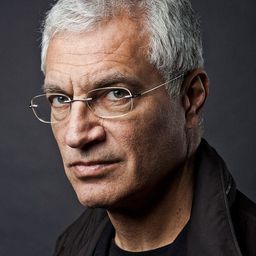 路易·賽侯尤斯 飾演 Self - Photographer & Oscar Winning Filmmaker