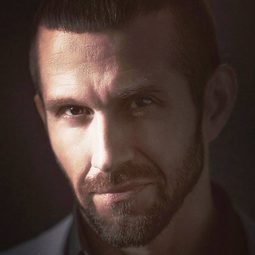 Eoin O'Brien 飾演 U.S. Marine