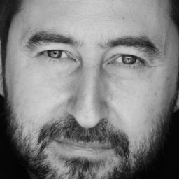 Douglas Dean 飾演 English Football Journalist