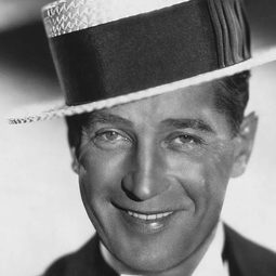 Maurice Chevalier 飾演 Eugene Charlier / Baron Fernand Cassini