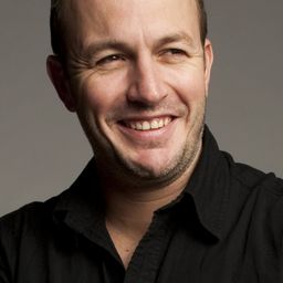 Brendon Burns 飾演 MC