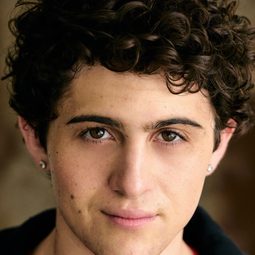 安德魯·阿斯特 飾演 Foster Lambert