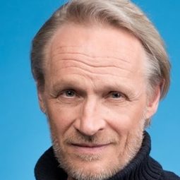 Antti Virmavirta 飾演 Mäki