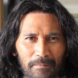 亞歷克斯·科曼 - 一國之師：佐格羅阿米諾多演員 飾演Hasan Ali Surati