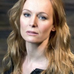 Nanna Kristín Magnúsdóttir 飾演 Housewife