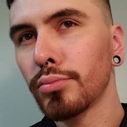 Jake Freytag 飾演 Assassin