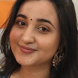 Revathi Pillai 飾演 Revathi