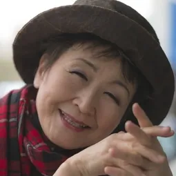 加藤登紀子 飾演 