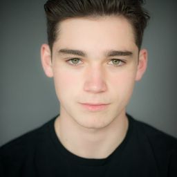 Sidney Johnston 飾演 The Boy