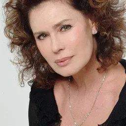 Corinne Cléry 飾演 Anna