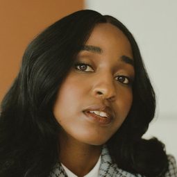 阿優·埃德比里 飾演 self