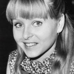 Liza Goddard 飾演 Kari