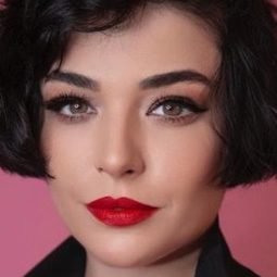 鞏查·伍絲拉特利 - 大喜之夜演員 飾演Buse