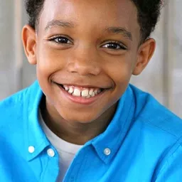 Peyton Jackson 飾演 Adrian