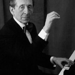 Vladimir Horowitz 飾演 Performer (piano)/Self