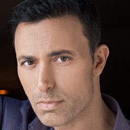 Mustafa Sandal 飾演 Acar