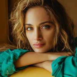 Denise Capezza 飾演 Rebecca