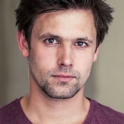 Joshua Grothe 飾演 