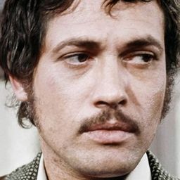 Jon Finch 飾演 David Keller