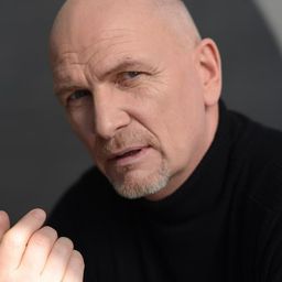 伊格·庫亞夫斯基 飾演 Michalik