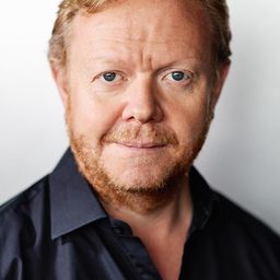 John Voce - 大蟒蛇演員 飾演Groom’s Dad