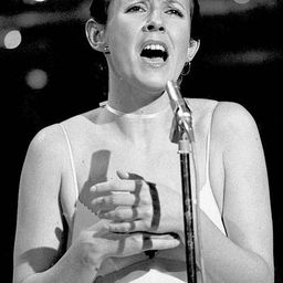 Julie Covington 飾演 Connie Wintour