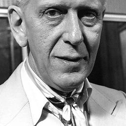 Jack May 飾演 District Commissioner