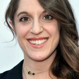 Alicia Van Couvering 飾演 Cashier