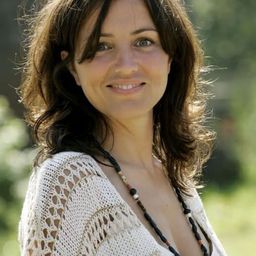 Daphne Bunskoek 飾演 Julia