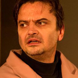 Tomáš Turek 飾演 Leader