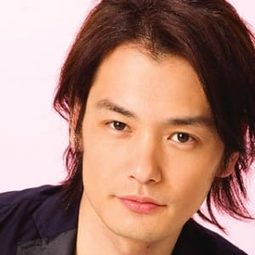 Ryohei Odai 飾演 Shuichi Kitaoka / Kamen Rider Zolda