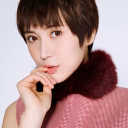 Ou-Yang Jia 飾演 Model