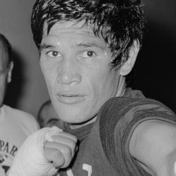 Carlos Monzon 飾演 Self