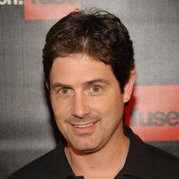 柴克·葛利根 飾演 Sheriff Fowler