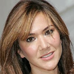 納迪雅·達珍妮 - The Lost Valentine演員 飾演Julie Oliver