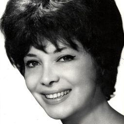 María Asquerino 飾演 Luisa Olmos (as Maruja Asquerino)